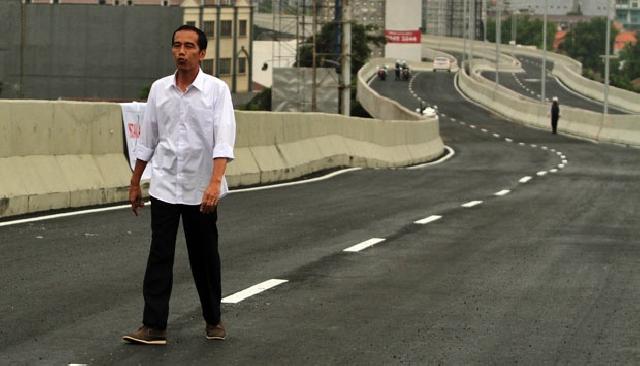 Jalur Mudik Dipenuhi Spanduk 'Jalan Tol Pak Jokowi'