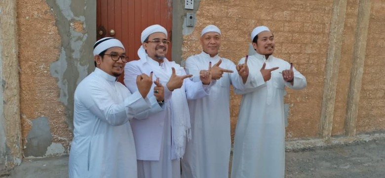 Usai Nyoblos, Habib Rizieq Pose 2 Jari