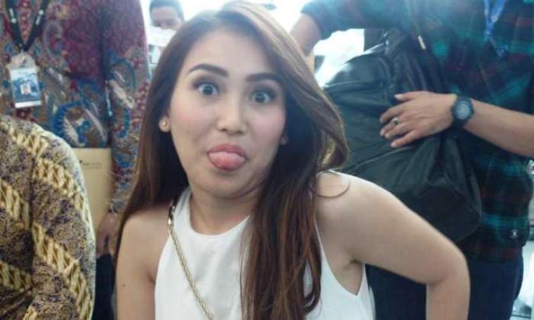 Ayu Tingting Kenakan Gaun Terbuka, Warganet Nyinyir