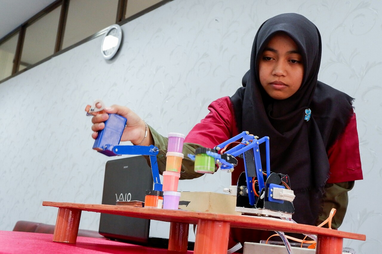 Hebat! Mahasiswa Poltek Caltex Riau Ciptakan Lengan Robot 